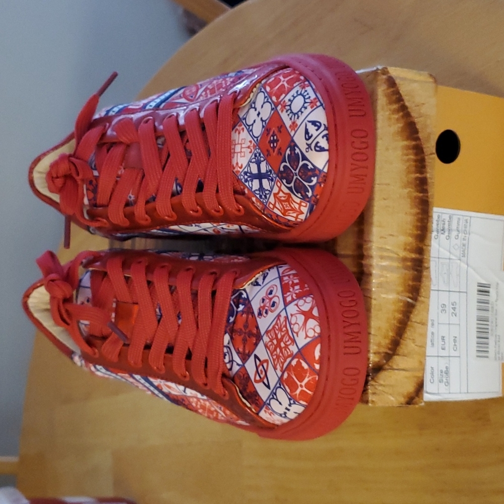 Lattice red sneakers
